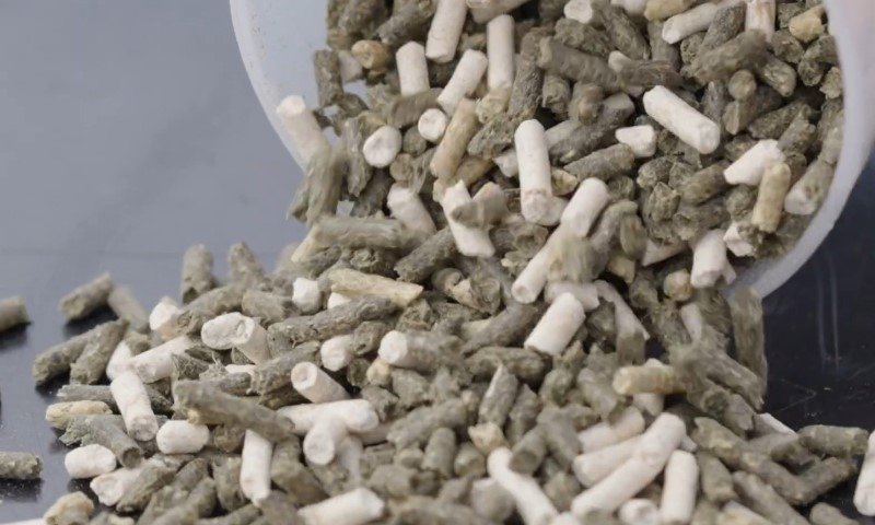 Ein Eimer gefüllt mit kleinen Pellets